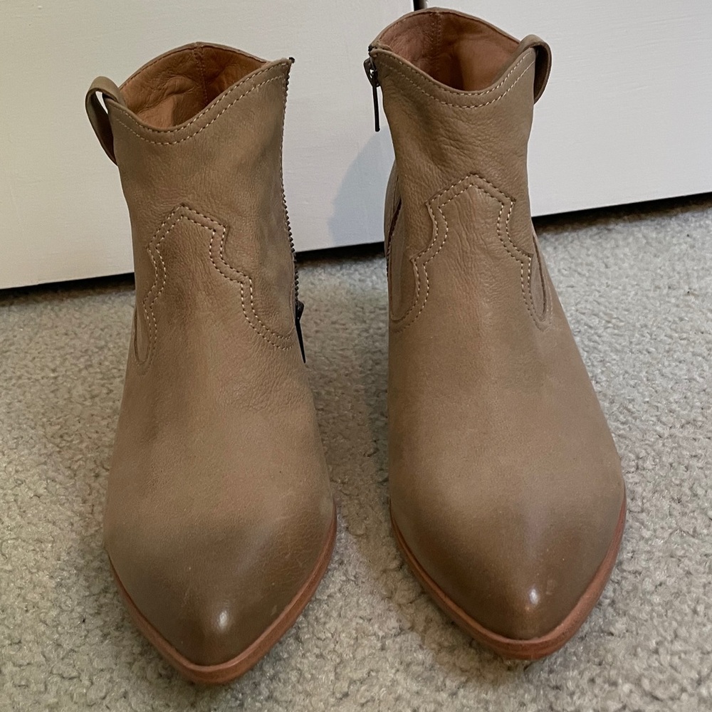 Frye Reina leather booties size 9 1/2.